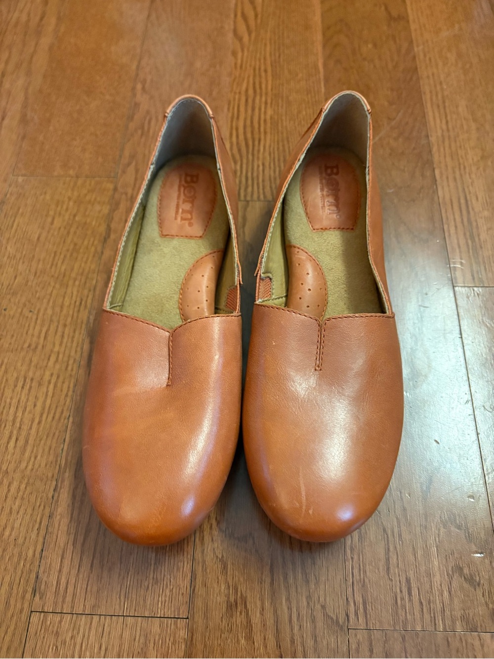 Born b.o.c. Suree camel leather slip-on loafers. Size 6